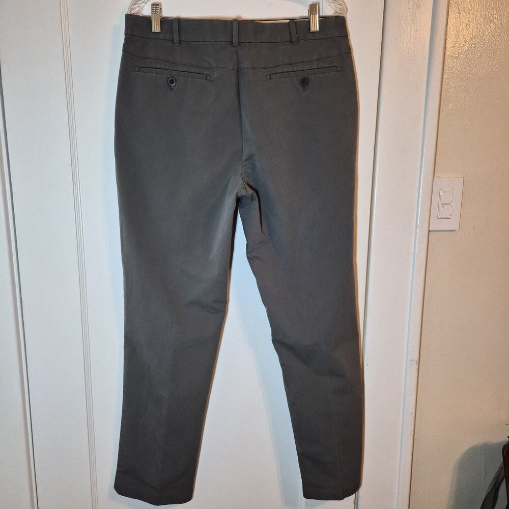 Izod Grey Chinos Mens 34x32 Flat Front Stretch Wrinkle Free - Picture 2 of 8